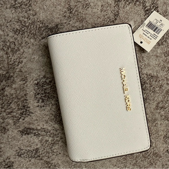 New Michael Kors Compact Wallet - Picture 4 of 4
